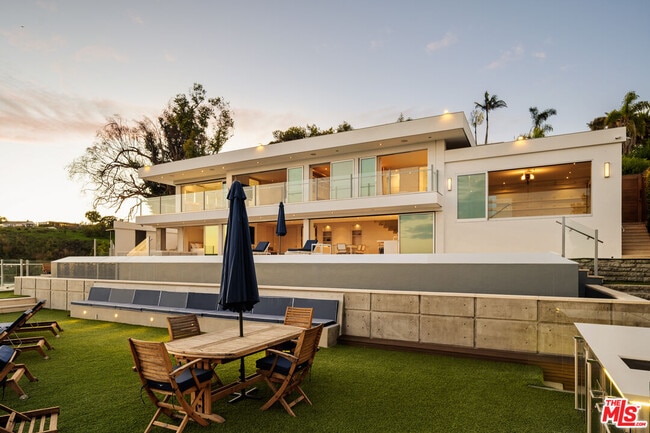 Building Photo - 467 Paseo Miramar