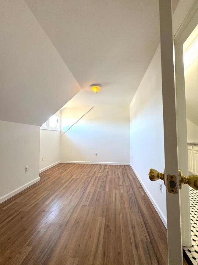bedroom is on top floor - 871 27th St