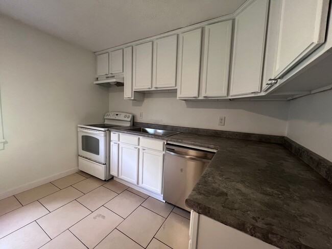 Building Photo - Large 3 bedroom home with a den!