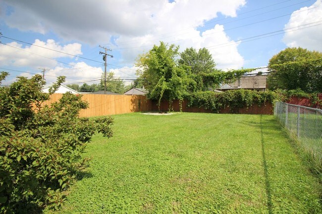 Building Photo - Home In Rosevile for You