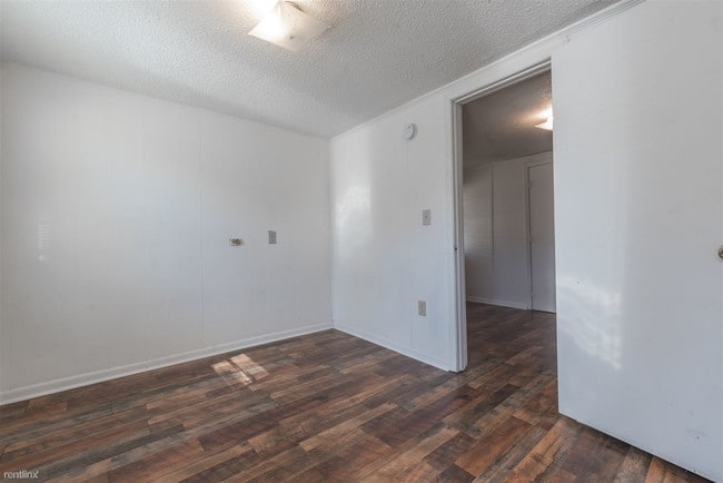 Foto del edificio - 1 br, 1 bath House - 116 Moore St
