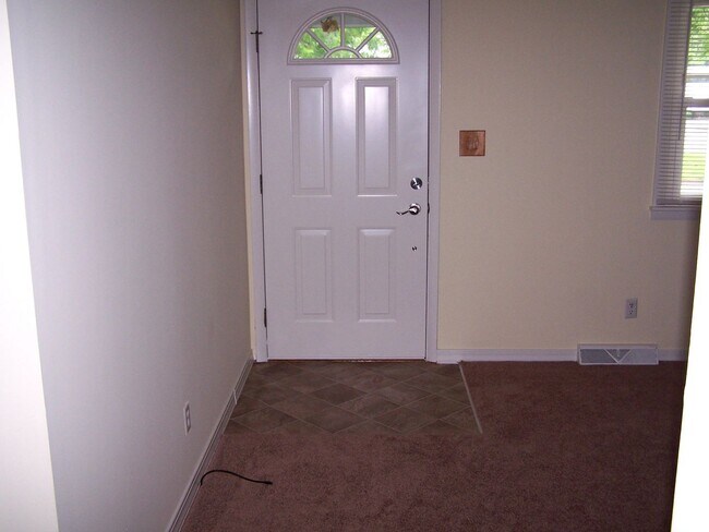 Foto del edificio - Very sharp 3BR 1 bath ranch home in Normal...