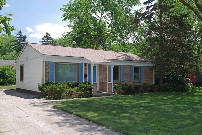 Foto del edificio - 1052 N Maple Rd