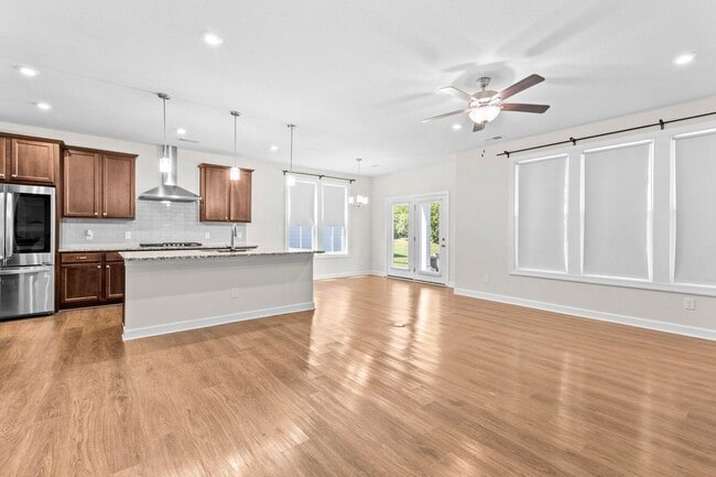 Building Photo - 5 bedroom 3.5 bath home in desired community