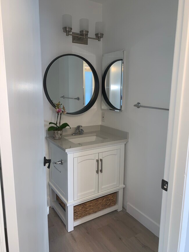 Bathroom #1 with bathtub - 515 South St