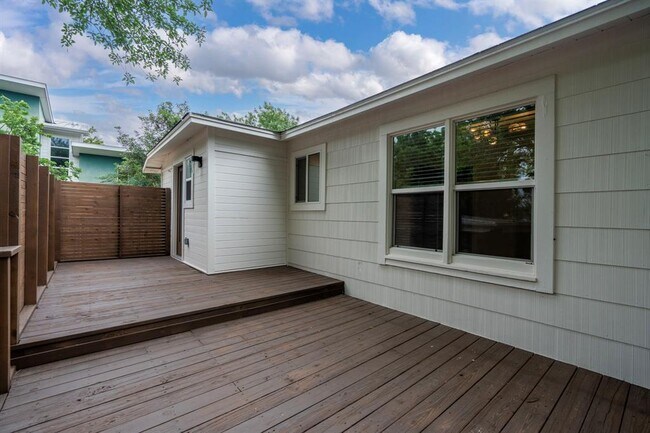 Building Photo - 5510 Roosevelt Ave
