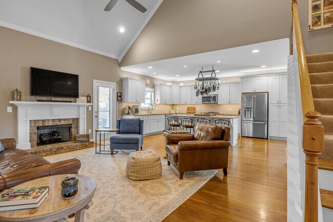 Building Photo - 4 Bedroom, 3 Bath Home w/ 2 Car Garage