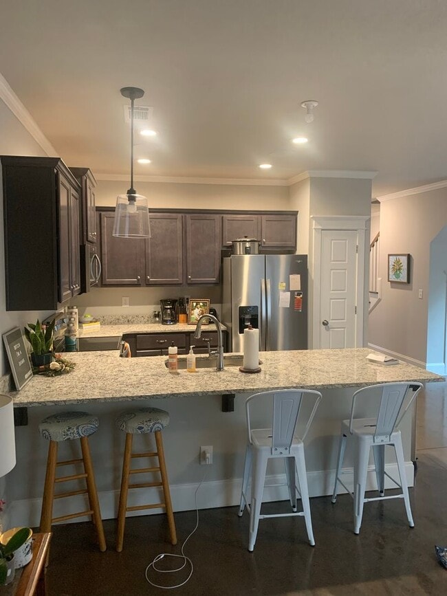 Building Photo - 3 Bedroom Near Downtown Available for Pre-...