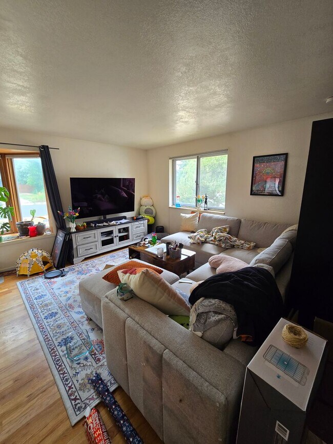 Foto del edificio - 5 bedroom Tri Level Home with Basement in ...