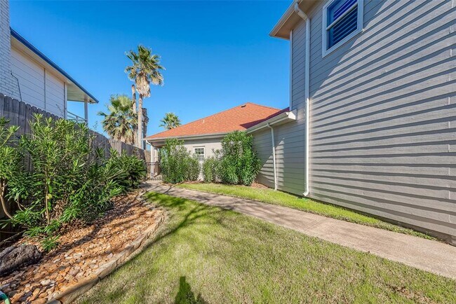 Building Photo - 2570 Cliff Dr