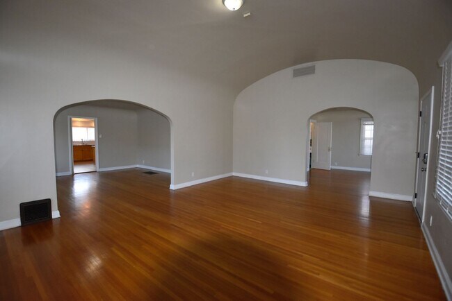 Building Photo - 3482 Westmount Ave