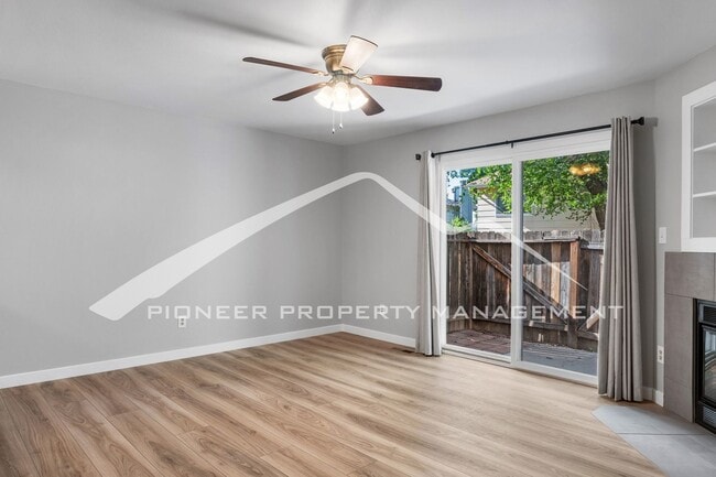 Building Photo - Renovated 3-Level 2BR Townhouse w/ Garage ...