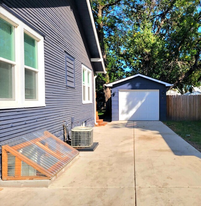 Building Photo - Must See Beautiful, Fully Renovated 3 Bedr...