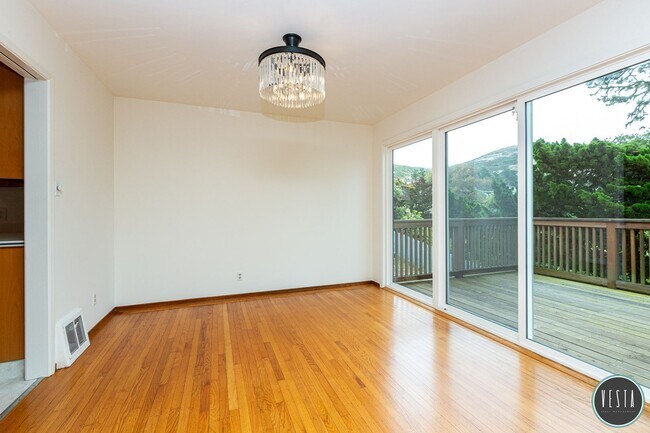 Building Photo - CHARMING MIDCENTURY HOME IN QUIET NEIGHBOR...
