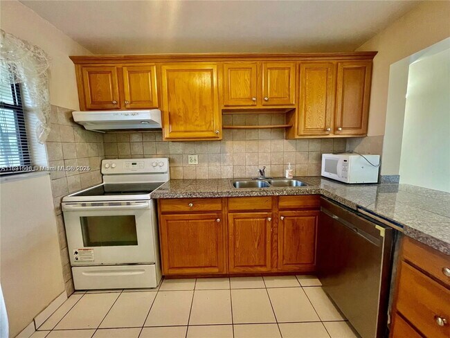 Building Photo - 2322 S Cypress Bend Dr