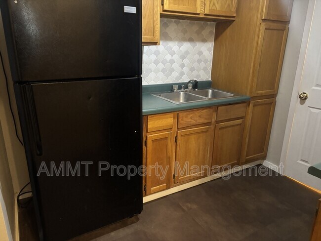 Foto del edificio - 145 E Main St