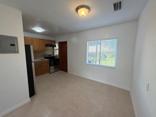 Building Photo - 903 SW 15th Ave
