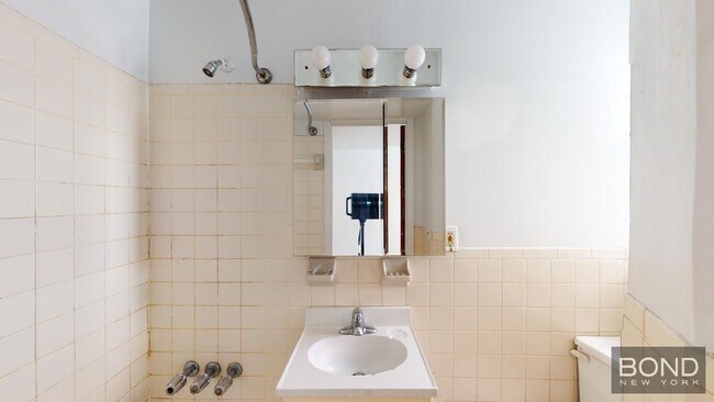 Foto del edificio - 415 E 73rd St
