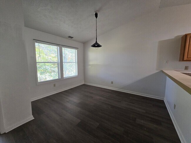 Building Photo - 1018 Wood Creek Dr