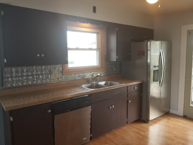 Building Photo - 1706 E 5th St