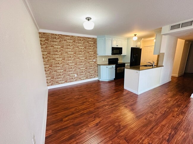 Building Photo - 2/2 Dunedin Condo