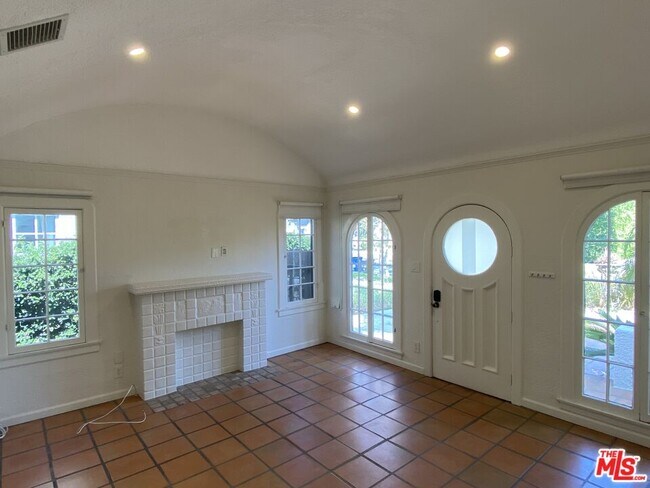 Foto del edificio - 623 N Poinsettia Pl