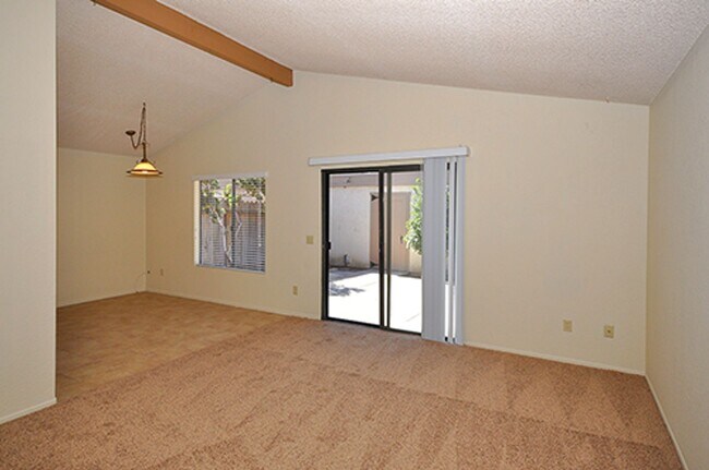 Foto del edificio - Lovely single level end unit in Tanglewood...