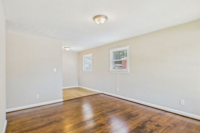 Building Photo - Adorable Updated home off of Merritt and S...
