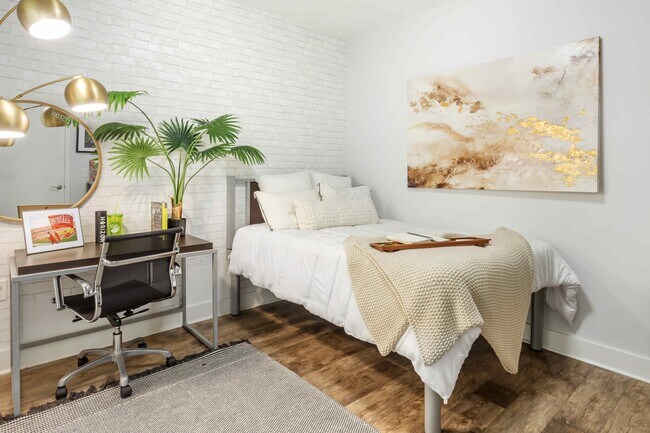 Building Photo - Live On Hillsborough