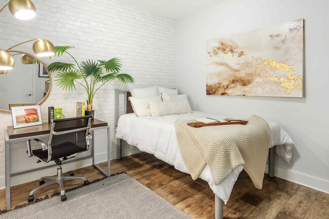 Building Photo - Live On Hillsborough