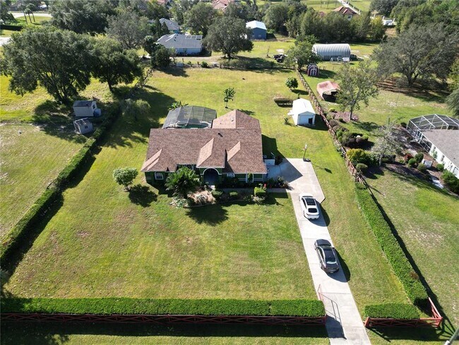 Foto del edificio - 10800 Log House Rd