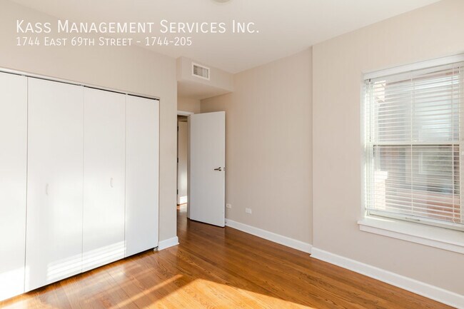 Foto del edificio - 1744 E 69th St
