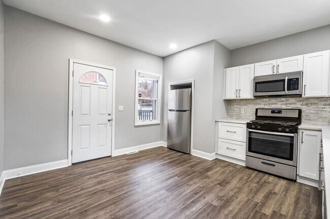 Building Photo - Updated Three Bedroom in the Heart of Alle...