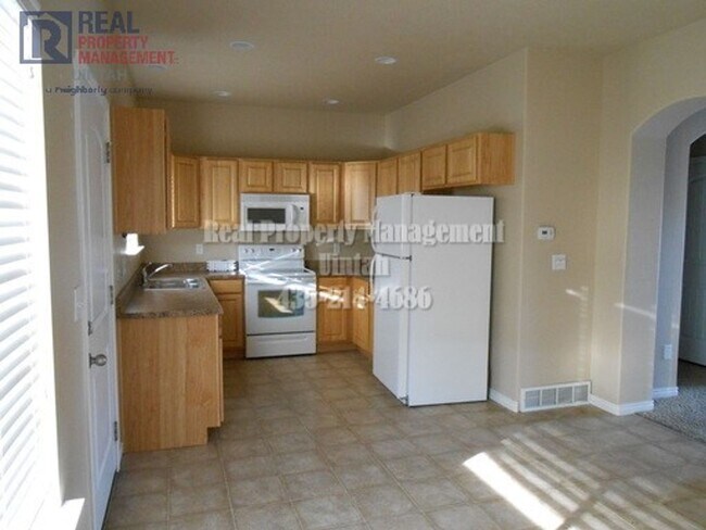 Building Photo - 3-bedroom 1.5 bath Town home