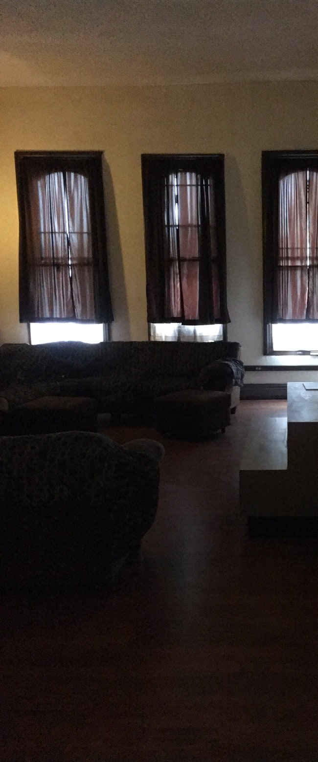 Living room - 136 Court St