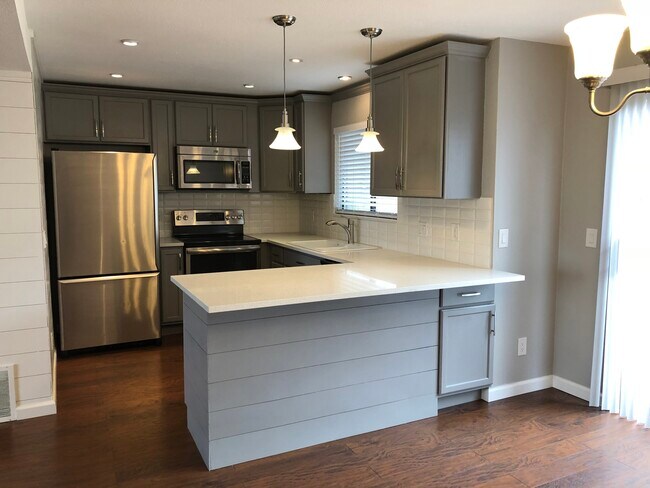 Cocina del piso principal: encimeras de acero inoxidable y cuarzo. - 422 Wright St