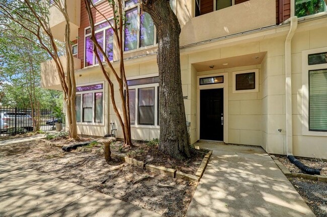 Building Photo - 1002 Yale St