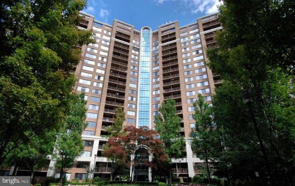 Primary Photo - 10101 Grosvenor Pl