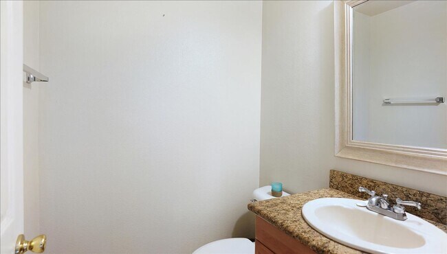 Foto del edificio - Beautiful Tri-Level Valencia Townhome with...