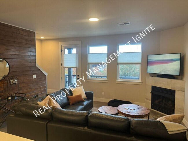 Foto del edificio - 63101 Boyd Acres Rd
