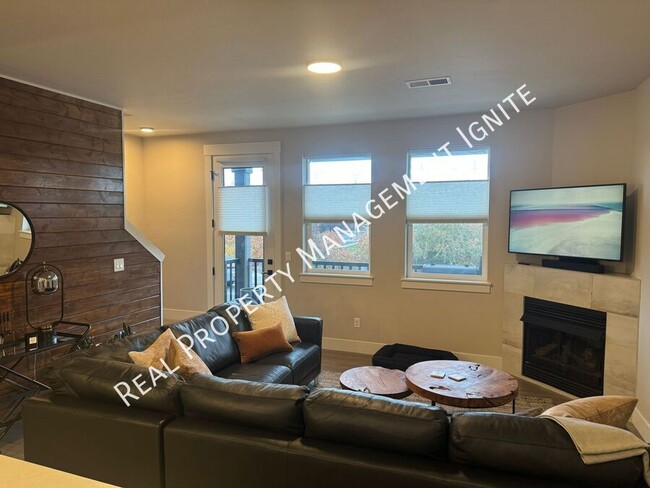 Foto del edificio - Modern Mid-Term Furnished Townhouse