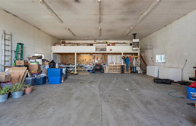 Building Photo - Live in Cove, country living with large sh...