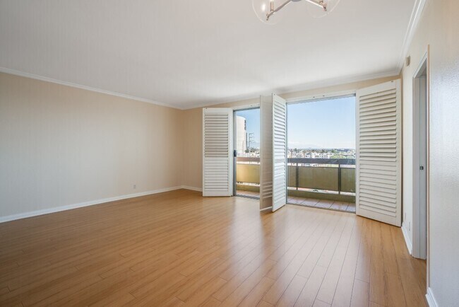 Living Room - 321 S San Vicente Blvd