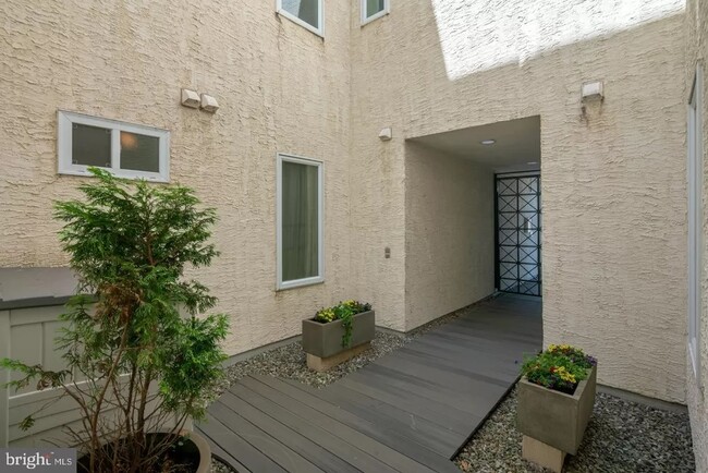 Courtyard Entrance - 1022 Fairmount Ave