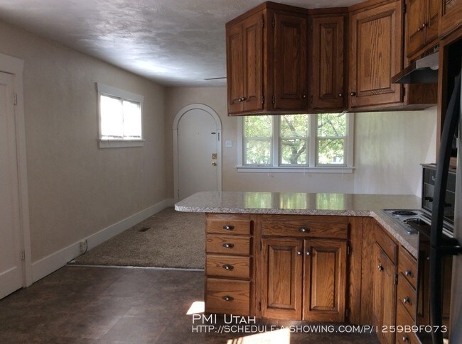 Building Photo - Darling Duplex in Provo