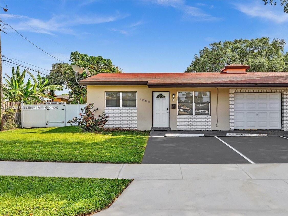 Foto principal - 1090 SW 3rd St