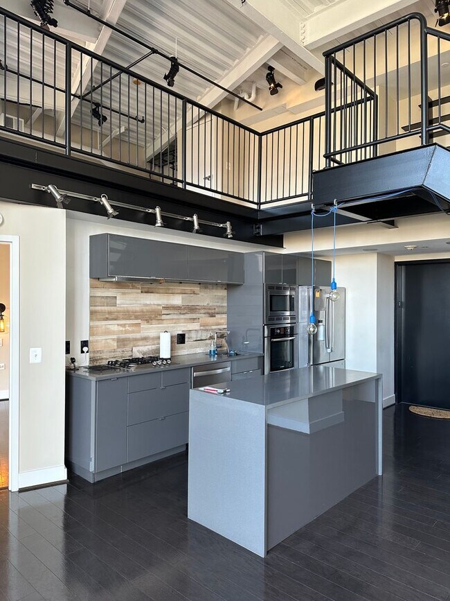 Foto del edificio - Unique Loft Style Two Bedroom/Two Bathroom...