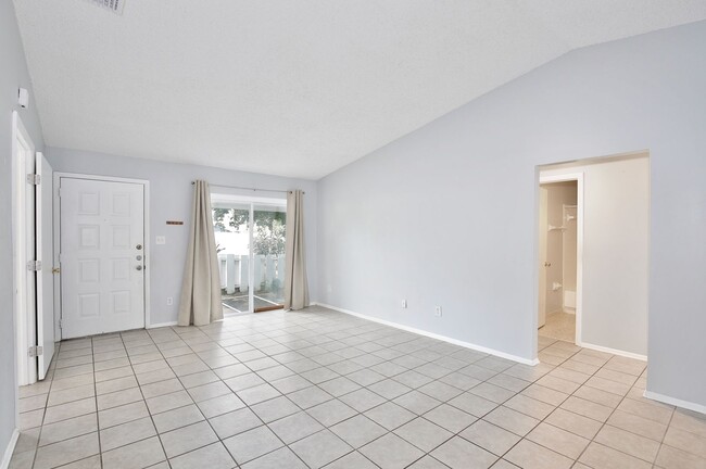 Building Photo - Beautiful 3/2 Spacious Home with a Large F...