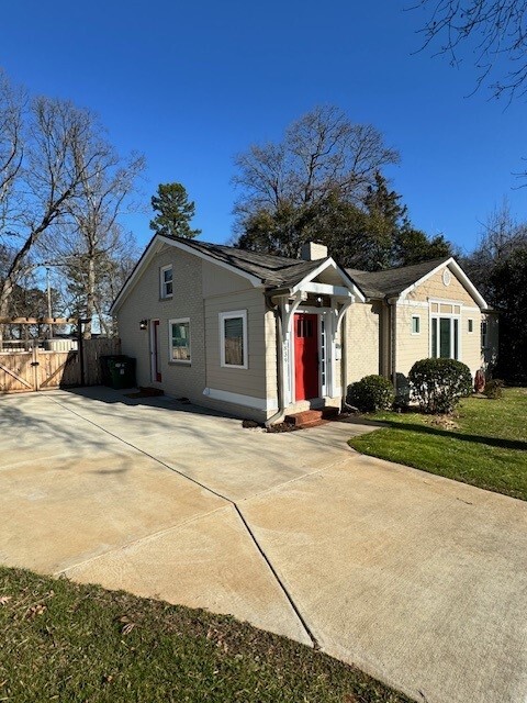 Building Photo - 839 Mohigan St