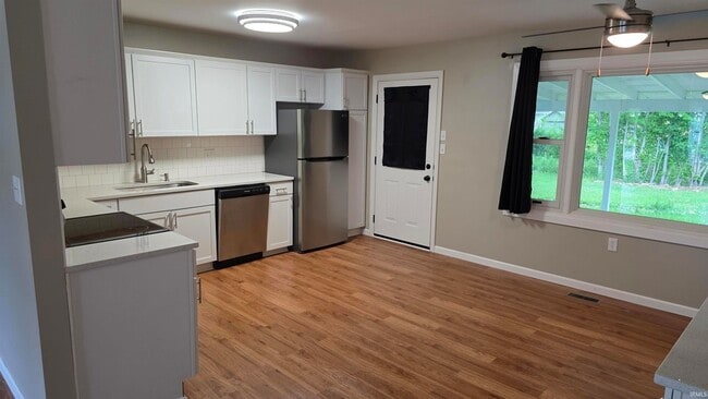 Building Photo - 621 S Village Dr